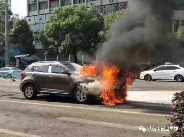 小米su7遭大众油车追尾 燃油车自燃引关注