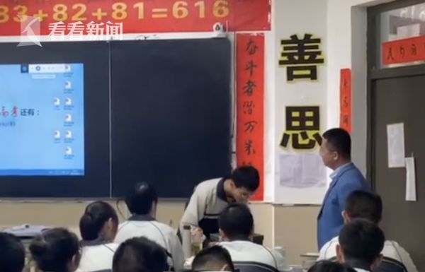 高三班主任面对生日惊喜蹲讲桌下泪崩，学生：这辈子都不会忘的师生情