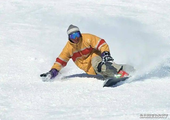 滑雪教练漂移救下失速女童 专业救援获赞