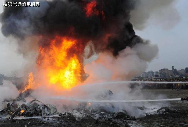 韩国坠机客机二次着陆时坠毁 复飞后“机腹着陆”失败